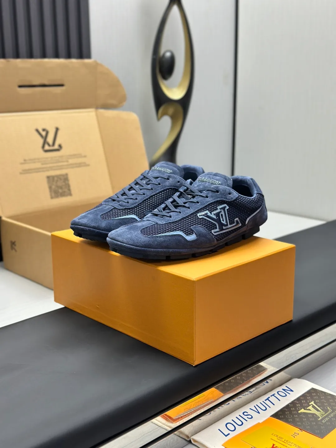👟👟Ex-factory price 680👟👟 (Top version fully packaged) LV Louis Vuitton L Family Donkey Brand Latest Rally Series Mesh Casual Sports Shoes Doudou Shoes Original purchase, development and production This LV Rally sports shoe is made of suede cow leather and mesh fabric, and a rubber pad outsole is incorporated into the driving shoe configuration, making it a modern choice that is both comfortable and light. The LV letters on the side, the handwritten Louis Vuitton logo on the rear, and the Vuitton logo on the tongue and outsole jointly brand the brand mark. Exquisite packaging at the delivery counter🛍📦 ▪️Fabric: Original customized imported mesh + cowhide ▪️Inner lining: Original customized breathable mesh lining ▪️Outsole: Original molded anti-slip rubber material ▪️Sole thickness: 2CM ▪️Size: Men's 39-45